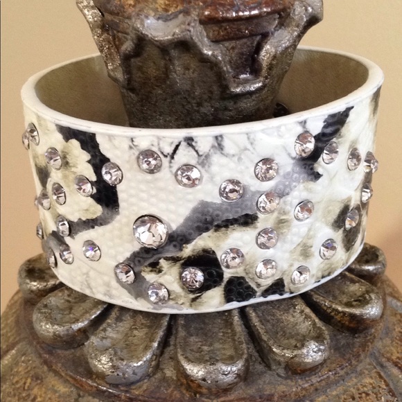 NEW Retro Bracelet Wide Band Cuff White Faux Snakeskin Leather Bling 39 Crystals - Picture 2 of 8